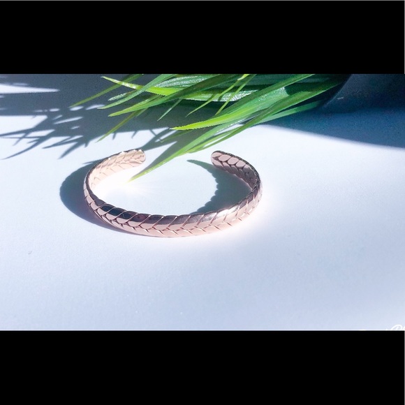 STAINLESS STEEL LEAF BANGLE - Picture 2 of 3